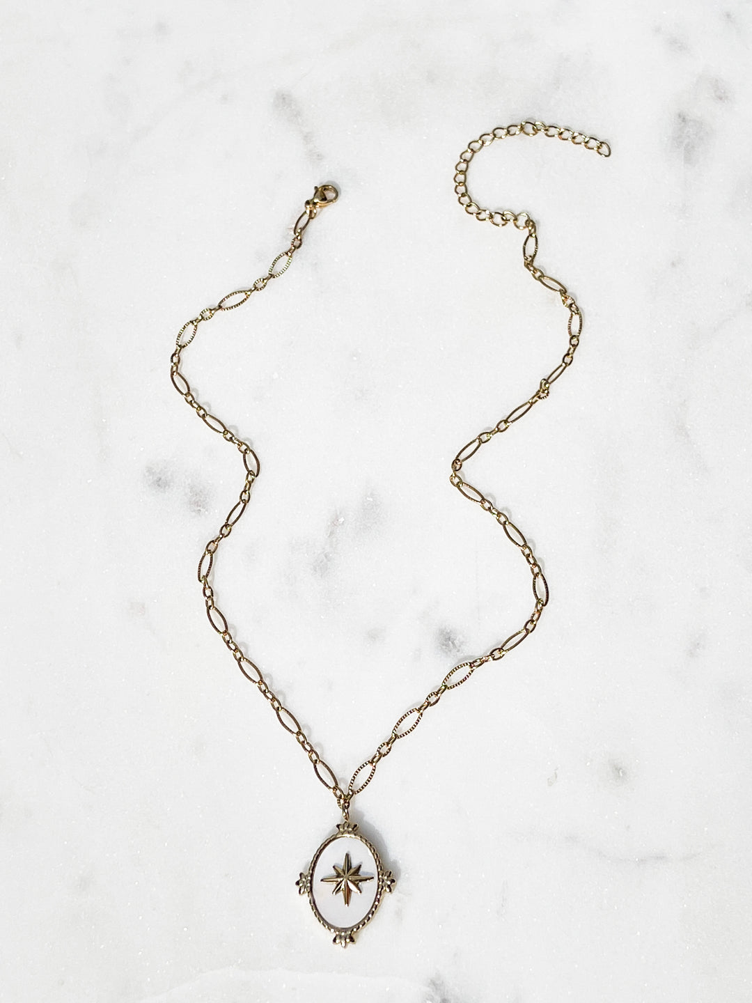 Collier St Tropez porté